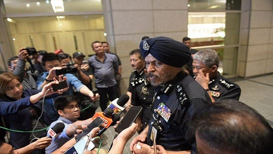 Cảnh sát Malaysia chưa thể đếm hết 72 vali tiền của cựu thủ tướng Najib - 1
Ông Amar Singh, Giám đốc Cơ quan điều tra tội phạm thương mại Malaysia (CCID). (Ảnh: NST)
