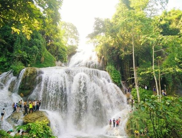 "Phát sốt” với thác nước đẹp như tiên cảnh ngay gần Hà Nội - 4
Dòng thác trắng xóa đổ ập xuống các mỏm đá tạo thành từng tầng trông rất hùng vĩ, đẹp mắt. Bên dưới dòng thác, mặt nước trong xanh, xung quanh là rừng cây mát mẻ, khung cảnh đẹp nên thơ.