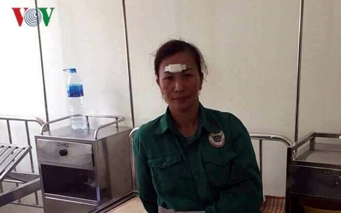 Một công nhân vệ sinh môi trường bị đánh nhập viện ở Hà Nội - 1 Chị Huệ hiện đang điều trị tại bệnh viện.