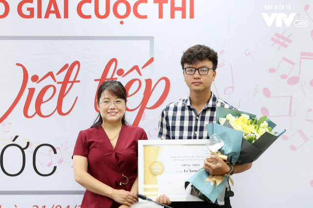 Bà Vũ Thanh Thủy - Giám đốc Quỹ Tấm Lòng Việt - trao giải Nhất cho tác giả Lê Xuân Đức