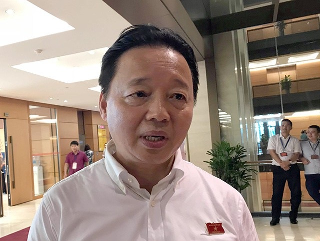 Bộ trưởng TN-MT nói về việc Thứ trưởng Trần Quý Kiên "gom" đất - 1 Bộ trưởng Bộ Tài nguyên và Môi trường Trần Hồng Hà trao đổi với báo chí bên hành lang Quốc hội