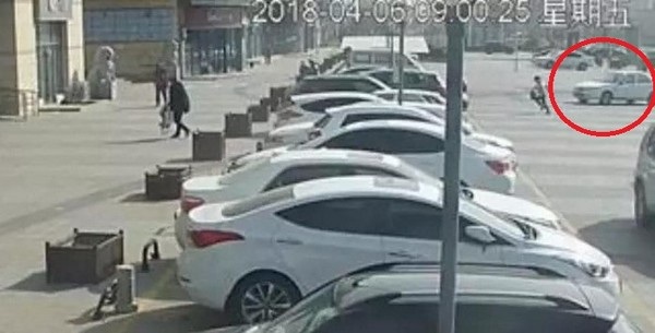 Thủ phạm bất ngờ của một vụ trộm xe ô tô - 1
Chiếc xe của ông Hoàng đã bị cơn gió mạnh đẩy khỏi vị trí đỗ, do ông quên không cài phanh tay