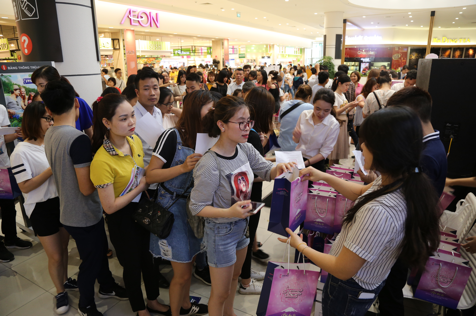 Hơn 10.000 lượt khách xếp hàng đăng ký tham dự Ngày hội trải nghiệm mỹ phẩm Nhật Bản - 2
Đông đảo các bạn trẻ xếp hàng đăng ký trải nghiệm và nhận quà từ Sakuko Beauty – thương hiệu phân phối mỹ phẩm Nhật tại hệ thống Siêu thị hàng Nhật nội địa Sakuko Japanese Store