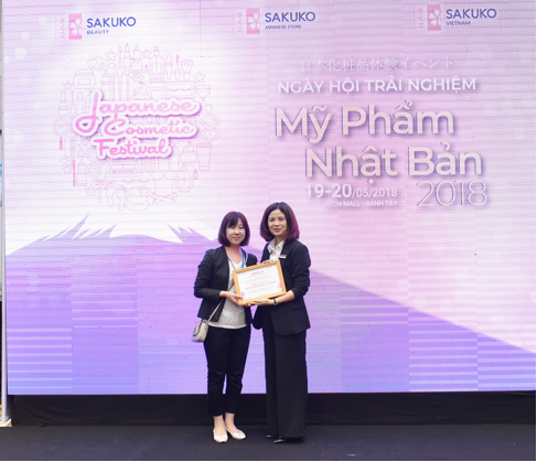 Hơn 10.000 lượt khách xếp hàng đăng ký tham dự Ngày hội trải nghiệm mỹ phẩm Nhật Bản - 7
Đại diện hãng Shestyle trao chứng nhận phân phối độc quyền nhãn hàng chăm sóc da Kouji Hime cho Sakuko Việt Nam