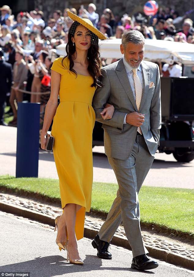 Vợ chồng George Clooney là “đệ nhất thời trang” của showbiz - 1 Amal Clooney đã khiến những tìm kiếm về “váy vàng” tăng 1.500%.