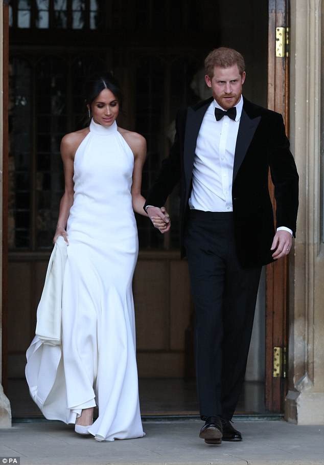 Vợ chồng George Clooney là “đệ nhất thời trang” của showbiz - 2 Tân công nương Hoàng gia Anh - Meghan Markle - cũng xuất hiện ấn tượng trong chiếc đầm trắng của nhà mốt Stella McCartney vào bữa tiệc tối cùng ngày diễn ra lễ cưới.
