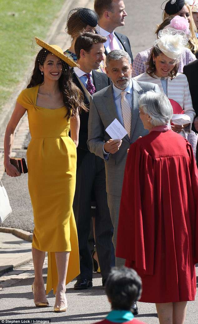 Vợ chồng George Clooney là “đệ nhất thời trang” của showbiz - 4 Xuất hiện tại sự kiện, tài tử George Clooney ăn vận lịch lãm.
