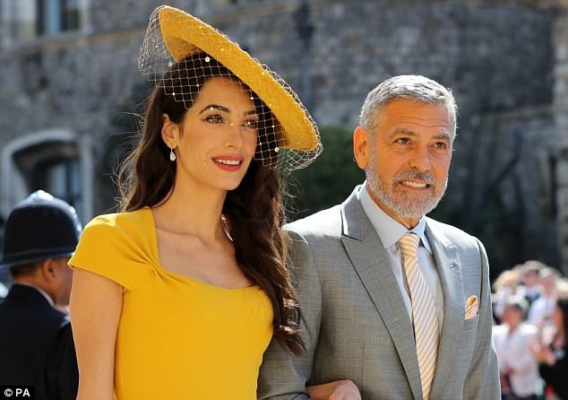 Vợ chồng George Clooney là “đệ nhất thời trang” của showbiz - 5 Người vợ xinh đẹp của George - cô Amal - chọn cách để tóc buông dài, xoăn nhẹ.