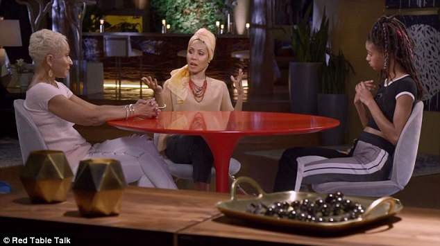 Vợ của tài tử Will Smith từng khóc vì... không giữ nổi mái tóc - 3 Seri phim phát trực tuyến “Red Table Talk” được Jada thực hiện với mẹ ruột và con gái của cô.