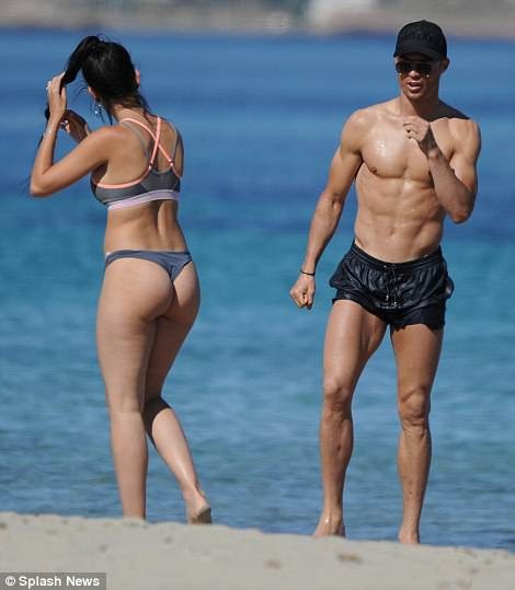 
Người đẹp 24 tuổi lấy lại dáng thon rất nhanh chóng sau ít tháng sinh nở
