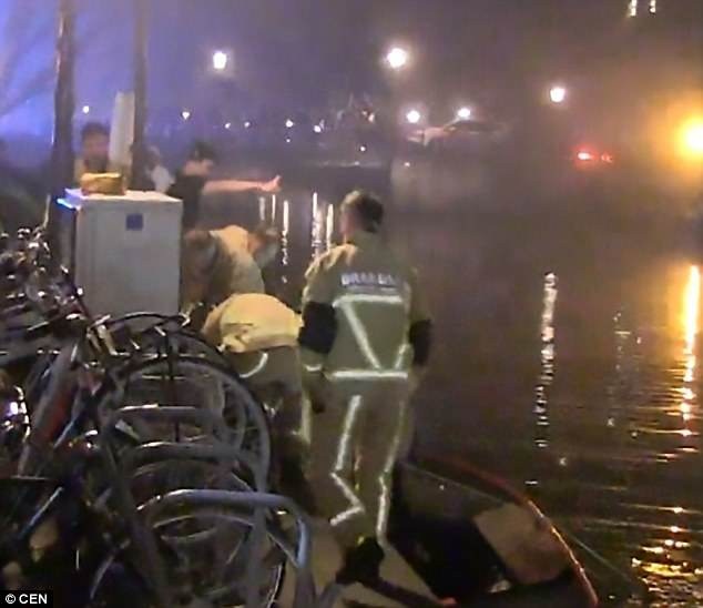 Du khách Anh chết đuối bên dòng kênh Amsterdam vì đi tìm chỗ tiểu - 1
Đội lặn đặc biệt đã đưa được nạn nhân ra khỏi dòng nước.