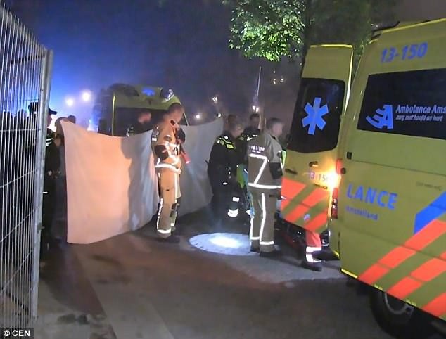 Du khách Anh chết đuối bên dòng kênh Amsterdam vì đi tìm chỗ tiểu - 3
Nạn nhân được đưa đi cấp cứu nhưng đã tử vong trong bệnh viện.