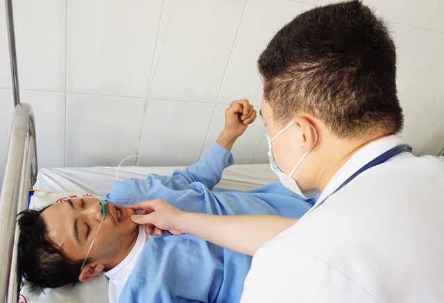 Khốn cùng cảnh vợ ôm con bại não vào viện chăm chồng... viêm não - 1 Anh Hồ Đình Anh nhập viện trong tình trạng sốt cao, co giật nghi bị viêm não, viêm màng não