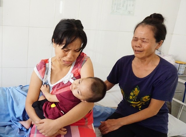 Khốn cùng cảnh vợ ôm con bại não vào viện chăm chồng... viêm não - 5 Giọt nước mắt cay đắng, bất lực của hai người phụ nữ...