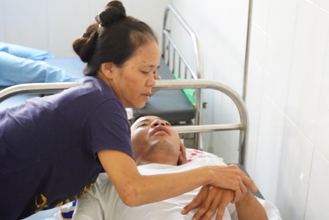 Khốn cùng cảnh vợ ôm con bại não vào viện chăm chồng... viêm não - 3 Con lên cơn co giật, la hét, bà Xuân vừa ôm, vừa dỗ dành