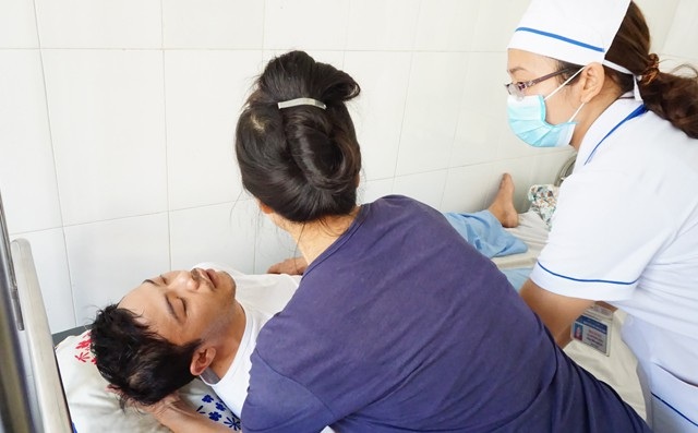 Khốn cùng cảnh vợ ôm con bại não vào viện chăm chồng... viêm não - 2 Mỗi khi anh Anh lên cơn co giật, bà Lê Thị Xuân phải hỗ trợ y tá để giữ con nằm yên