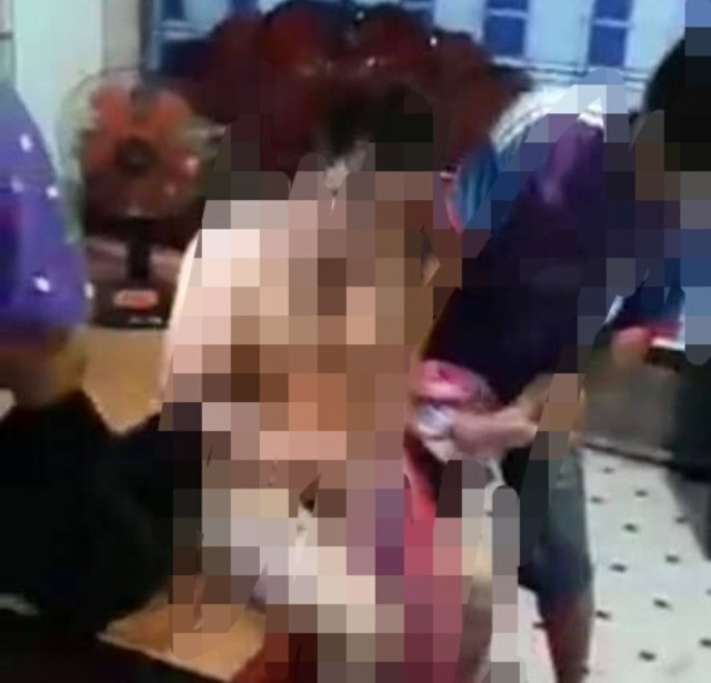Điều tra vụ đôi nam nữ bị lột quần áo đánh ghen - 1 Hình ảnh vụ đánh ghen cắt từ clip. (Ảnh: CTV)