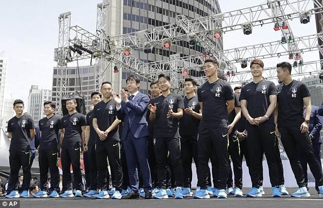 Hàn Quốc chốt danh sách 23 cầu thủ dự World Cup 2018 - 2
HLV Shin Tae-yong và các học trò giao lưu với cổ động viên tại Seoul trước khi toàn đội xuất quân