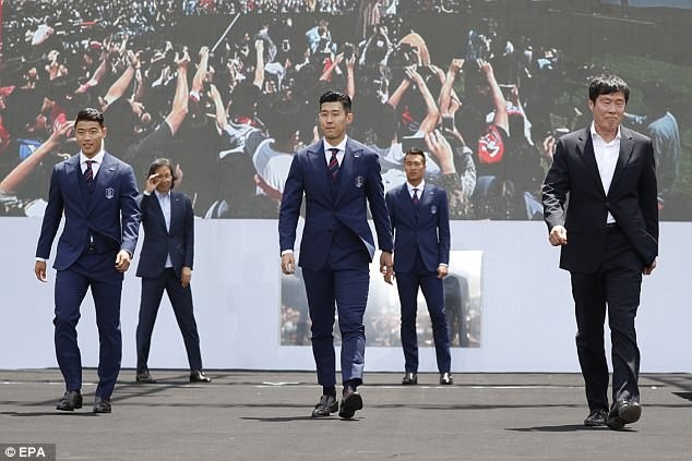 Hàn Quốc chốt danh sách 23 cầu thủ dự World Cup 2018 - 1
Son Heung-min (giữa) chính là ngôi sao lớn nhất của Hàn Quốc tại World Cup 2018