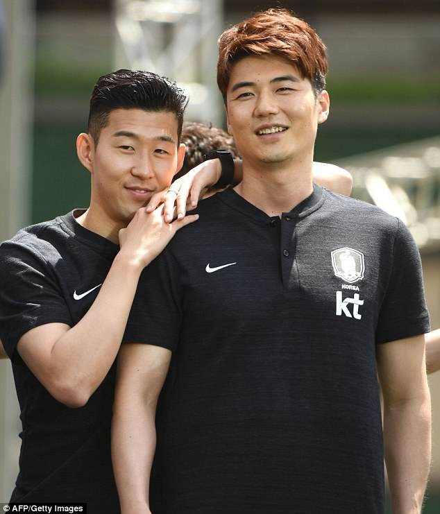 Hàn Quốc chốt danh sách 23 cầu thủ dự World Cup 2018 - 4
Ki Sung-yueng (phải) sẽ mang băng đội trưởng của Hàn Quốc tại World Cup 2018