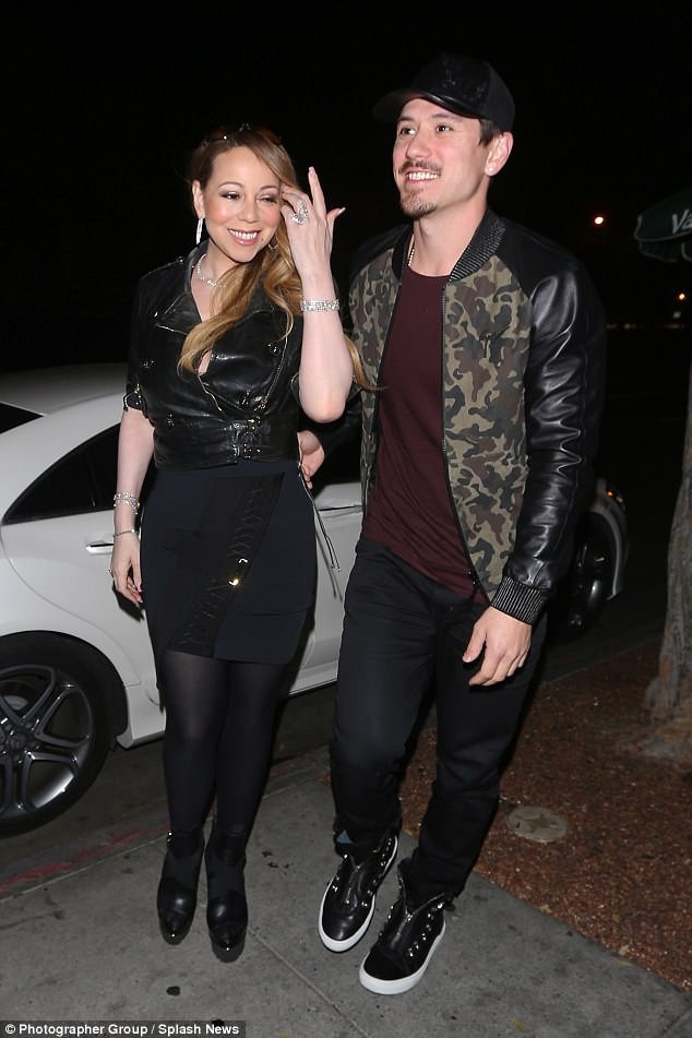 
Tình yêu với Bryan Tanaka giúp Mariah trẻ trung và xinh đẹp hơn. Cô thon thả hơn xưa rất nhiều. Cặp đôi còn đưa hai con riêng của Mariah Carey đi ăn tối cùng.
