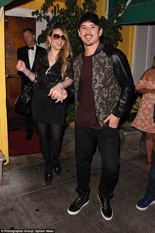 
Mariah Carey, 48 tuổi và đã qua hai đời chồng, còn Bryan Tanaka mới 35 tuổi vừa chưa bao giờ lập gia đình. Cặp đôi phải lòng nhau khi Bryan tham gia đoàn vũ công nhảy phụ họa cho diva xinh đẹp.
