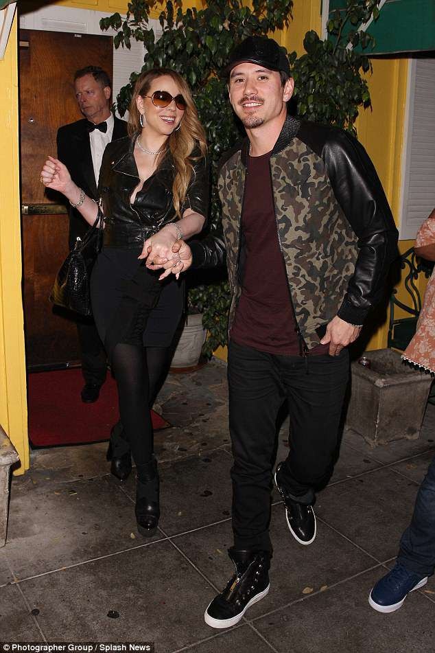 
Bryan Tanaka cưng chiều bạn gái hết mực. Anh luôn mở cửa, nắm tay và dìu cô bước đi trong mọi khung hình.
