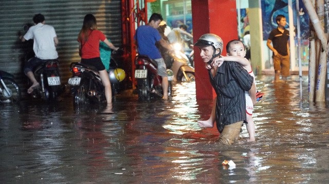 TPHCM: Mưa ngập tới yên xe mà thống kê chỉ ngập... 0,1- 0,25m - 2
Người dân lội nước tới ngang đùi trên đường Phan Huy Ích (ảnh: Trương Nhân)