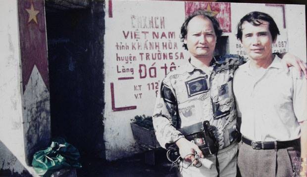 Những bật mí thú vị về nhạc sĩ Thế Song và ca khúc “Nơi đảo xa” - 1 Bác ảnh kỷ niệm của nhạc sĩ Thế Song với nhạc sĩ Lương Nguyên trong chuyến ra thăm đảo Trường Sa năm 2002. Ảnh: Nhạc sĩ Lương Nguyên.