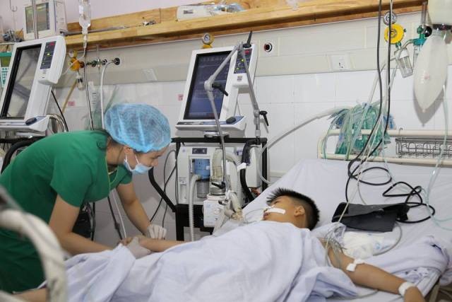 Bé trai 9 tuổi nhảy xuống hồ bơi, đập đầu vào thành hồ bất tỉnh - 1 Hiện bé trai đã qua cơn nguy kịch. Ảnh: BV