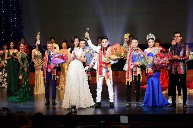 Huy Hoàng giành 3 giải thưởng tại cuộc thi Hoa hậu và Doanh nhân Người Việt Thế giới - 2 Huy Hoàng giành 3 giải thưởng tại cuộc thi Hoa hậu và Doanh nhân Người Việt Thế giới - 2