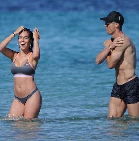 C.Ronaldo và bạn gái cùng khoe dáng bốc lửa tại bãi biển - 1 C.Ronaldo vừa đưa bạn gái đi nghỉ mát