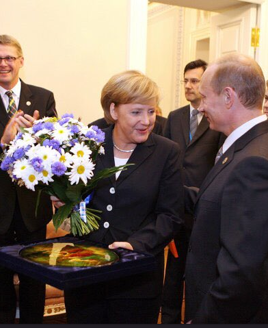 Bó hoa gây tranh cãi của Tổng thống Putin tặng Thủ tướng Đức - 2 Tổng thống Putin từng nhiều lần tặng hoa cho Thủ tướng Merkel trong những dịp gặp mặt trước đây. (Ảnh: Sputnik)