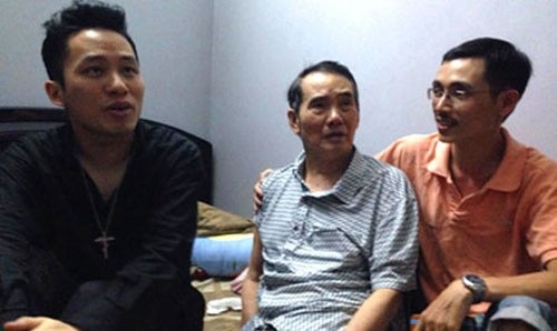 Con trai nhạc sĩ " Nơi đảo xa" kể về cảm xúc cuối cùng của cha mình - 1 Ca sĩ Tùng Dương tới thăm nhạc sĩ Thế Song năm 2015. Con trai út nhạc sĩ, Thế Hiển cùng gia đình luôn ở bên chăm sóc bố nhiều năm nay...