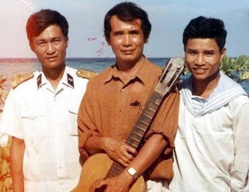 Con trai nhạc sĩ " Nơi đảo xa" kể về cảm xúc cuối cùng của cha mình - 2 Nhạc sĩ Thế Song (giữa) trong một lần tới Trường Sa.
