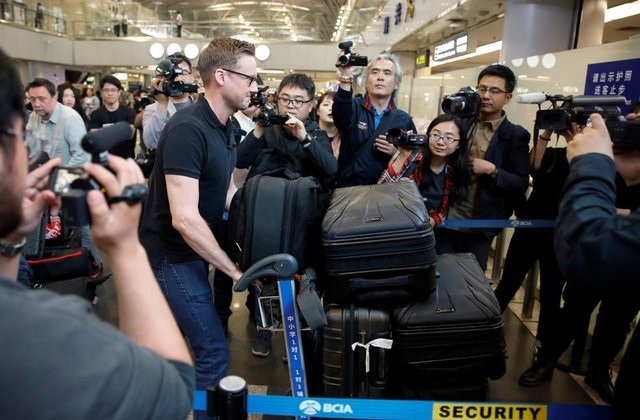 Truyền thông quốc tế đổ về Triều Tiên trước "giờ G" - 1
Phóng viên CNN tại sân bay Bắc Kinh chuẩn bị lên máy bay tới Triều Tiên. (Ảnh: Reuters)