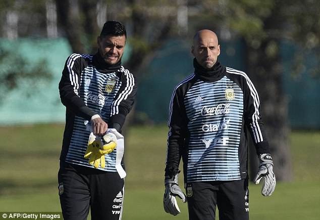 Messi hội quân cùng Argentina, chuẩn bị cho World Cup 2018 - 7
Thủ môn số 1 Sergio Romero (trái) dính chấn thương và nhiều khả năng sẽ phải nhường suất bắt chính cho Willy Caballero