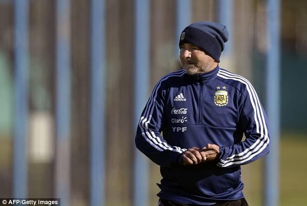 Messi hội quân cùng Argentina, chuẩn bị cho World Cup 2018 - 5
HLV Jorge Sampaoli được kỳ vọng sẽ mang về danh hiệu cao nhất ở giải lần này cho Argentina