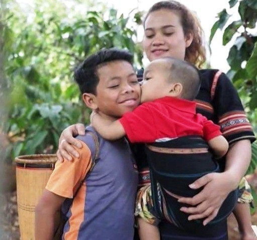 Cô gái Tây Nguyên dũng cảm chống hủ tục, nuôi 2 người con - 1
Cảm phục cô gái Tây Nguyên dám đứng dậy chống hủ tục, nhận nuôi hai người con