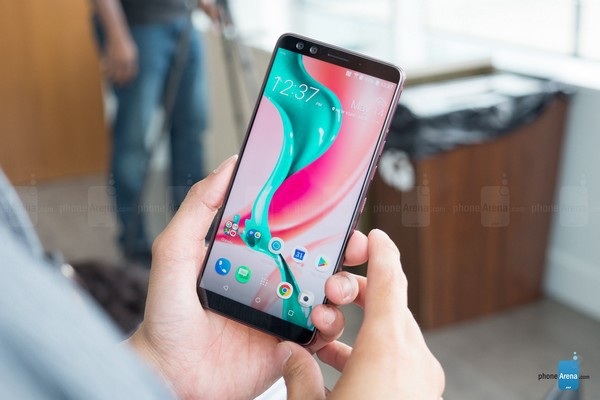 Ảnh thực tế smartphone HTC U12+ với 4 camera, thiết kế "trong suốt" - 1 HTC U12+ có thiết kế viền màn hình mỏng hơn so với phiên bản tiền nhiệm và không có “tai thỏ” như nhiều mẫu smartphone khác