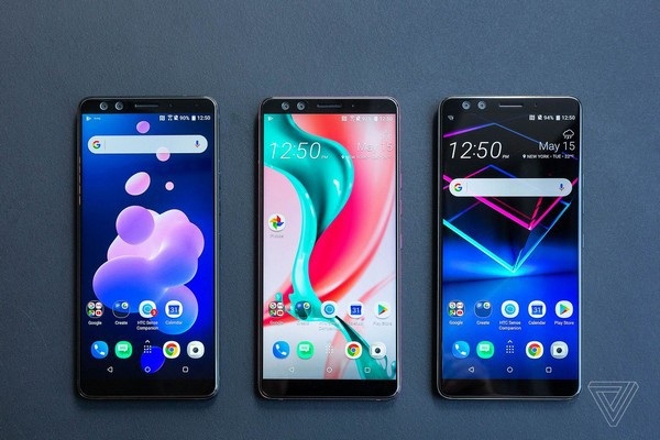 Ảnh thực tế smartphone HTC U12+ với 4 camera, thiết kế "trong suốt" - 2 HTC U12+ có camera ở mặt trước, được bố trí ở viền màn hình trên