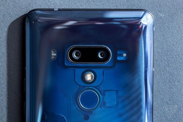 Ảnh thực tế smartphone HTC U12+ với 4 camera, thiết kế "trong suốt" - 4 Trong đó phiên bản màu xanh có thiết kế trong suốt để thấy được các linh kiện bên trong sản phẩm