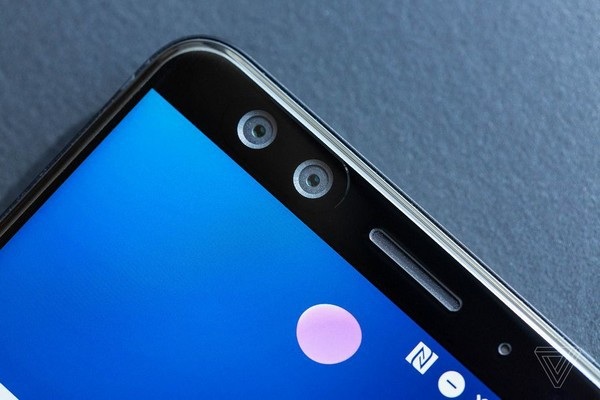 Ảnh thực tế smartphone HTC U12+ với 4 camera, thiết kế "trong suốt" - 5 Cận cảnh cụm camera kép ở mặt trước sản phẩm