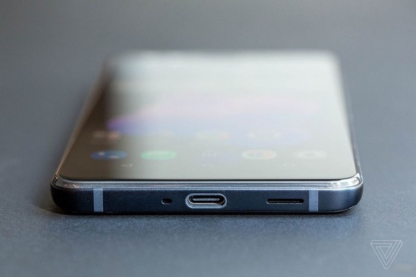 Ảnh thực tế smartphone HTC U12+ với 4 camera, thiết kế "trong suốt" - 7 Cạnh dưới với cổng kết nối và loa ngoài