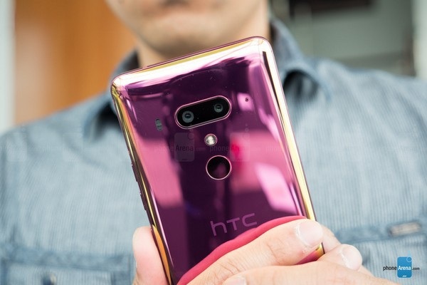 Ảnh thực tế smartphone HTC U12+ với 4 camera, thiết kế "trong suốt" - 6 Cụm camera kép ở mặt sau