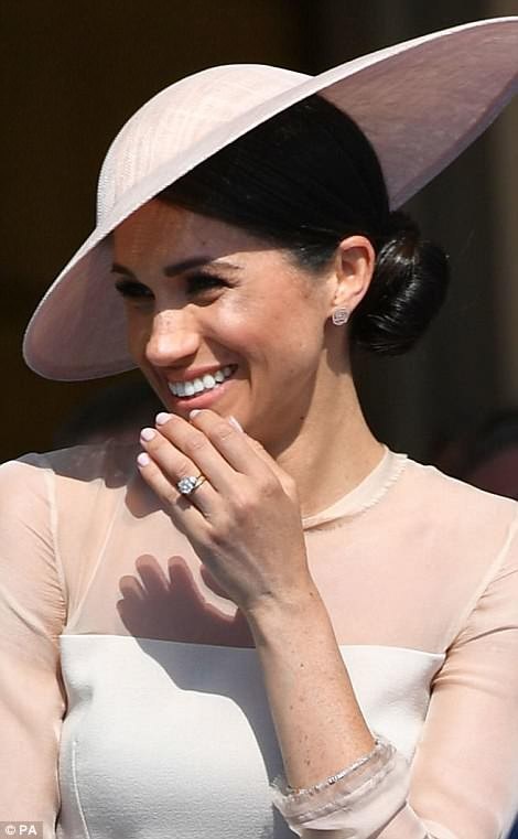 Công nương Meghan Markle thanh lịch tái xuất - 5
Bố chồng của Meghan Markle sẽ đón tuổi 70 trong ít ngày tới