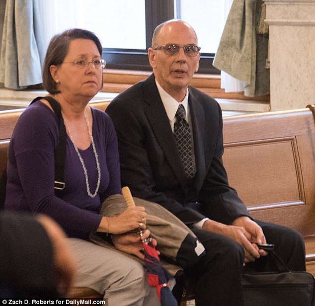 Ông bà Christina và Mark Rotondo kiện chính con trai của họ (Ảnh: Dailymail)