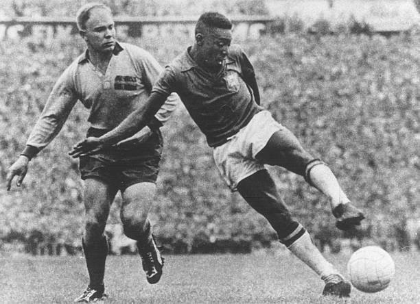 Vua bóng đá Pele thi đấu rực sáng ở World Cup 1958 khi mới 17 tuổi