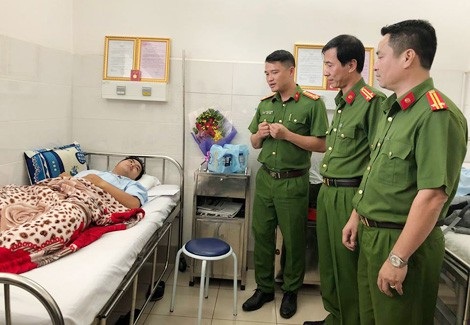 Chuyện chưa kể về 12 giờ phá vụ án sát hại 5 “hiệp sĩ” - 1 Phòng Cảnh sát hình sự thăm hỏi các “hiệp sĩ” tại bệnh viện.