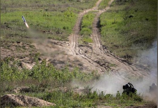Ukraine thử nghiệm tên lửa chống tăng của Mỹ - 1
Binh sĩ Ukraine thử nghiệm hệ thống tên lửa chống tăng hôm 22-5. Ảnh: REUTERS